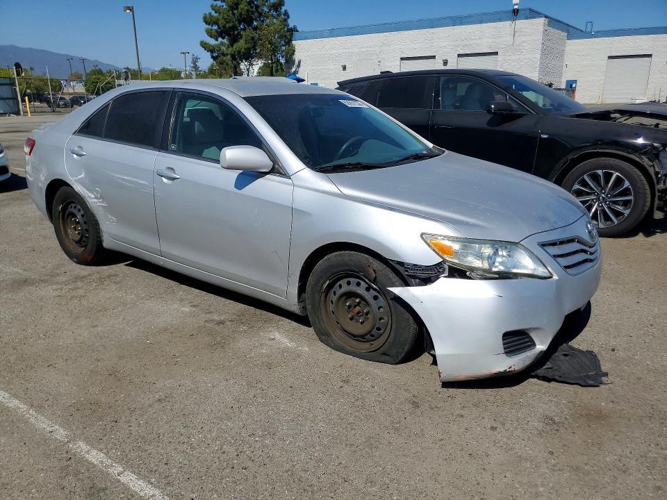 2010 TOYOTA CAMRY LE — Фото 4 из 12