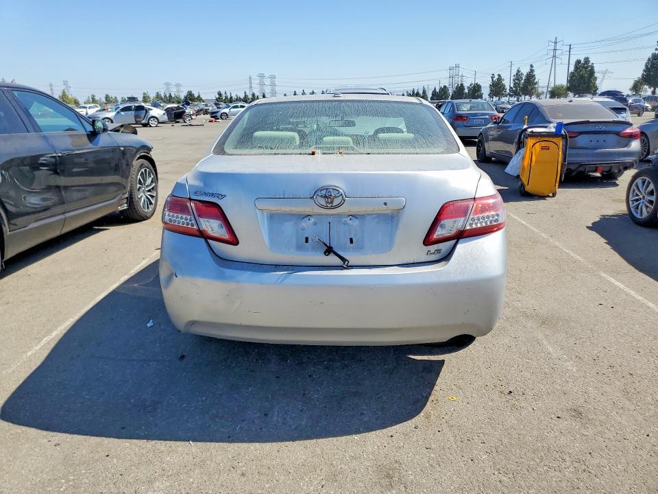 2010 TOYOTA CAMRY LE — Фото 6 из 12