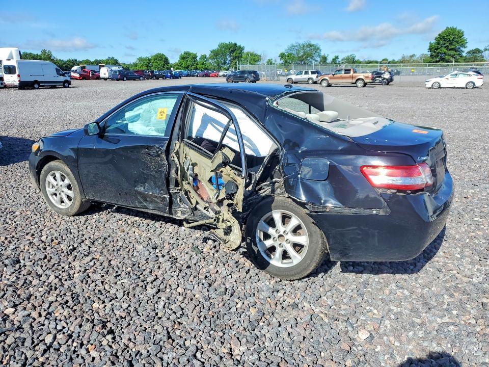 2010 TOYOTA CAMRY LE — Фото 2 из 12