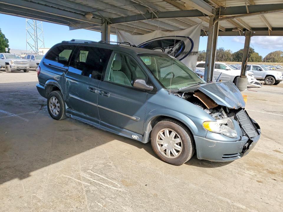 2005 CHRYSLER TOWN & COUNTRY TOURING — Фото 4 из 12