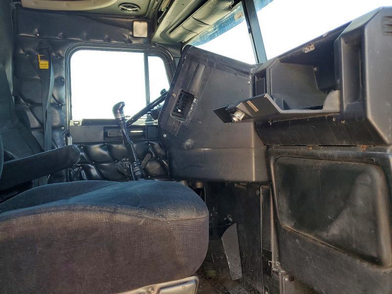 2000 FREIGHTLINER 108SD — Фото 5 из 10