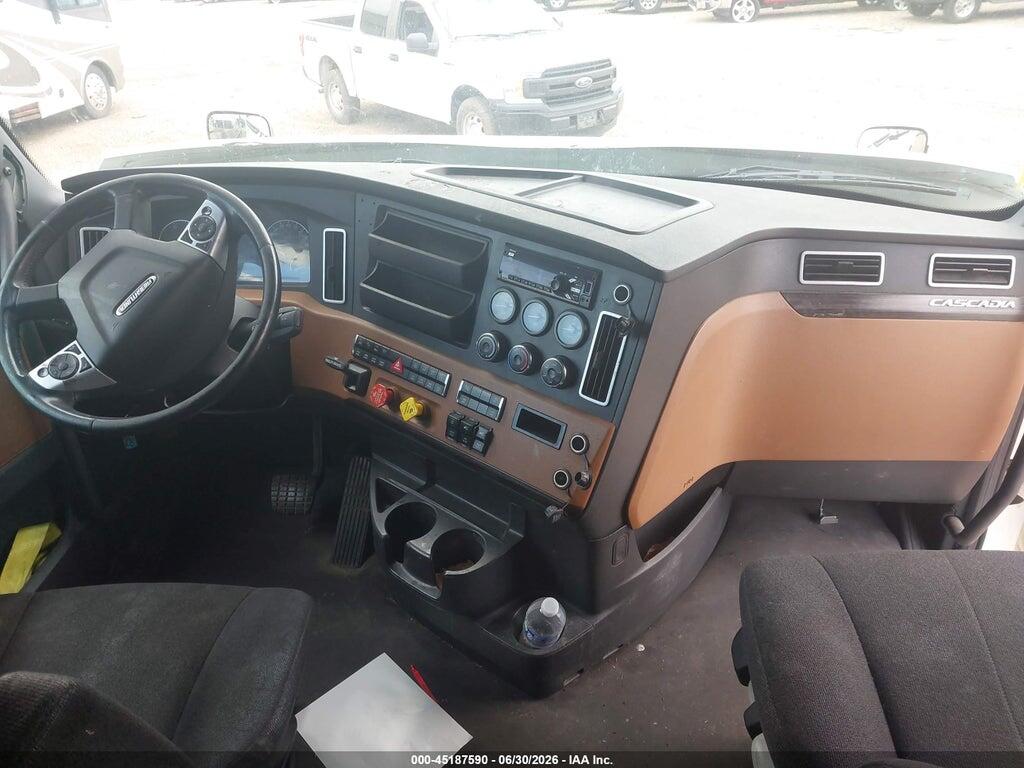 3AKJHHDR2MSMN7303 2021 FREIGHTLINER NEW CASCADIA 126 photo no. 6