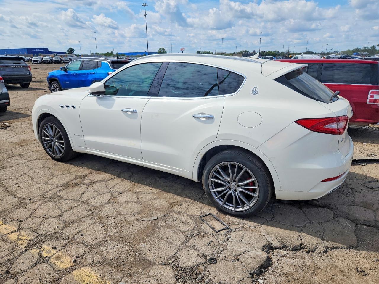 2020 MASERATI LEVANTE LUXURY — Фото 2 из 13