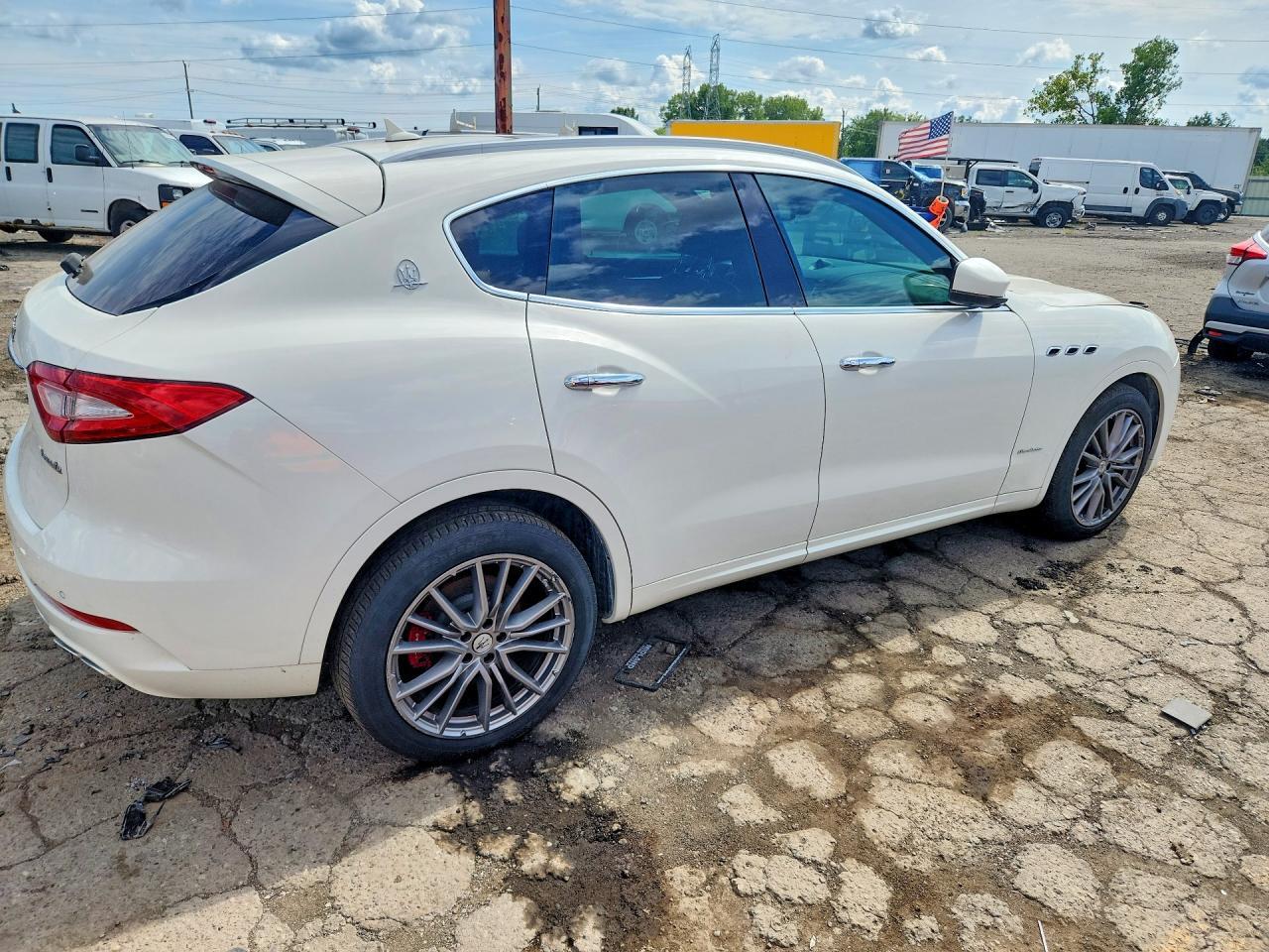 2020 MASERATI LEVANTE LUXURY — Фото 3 из 13