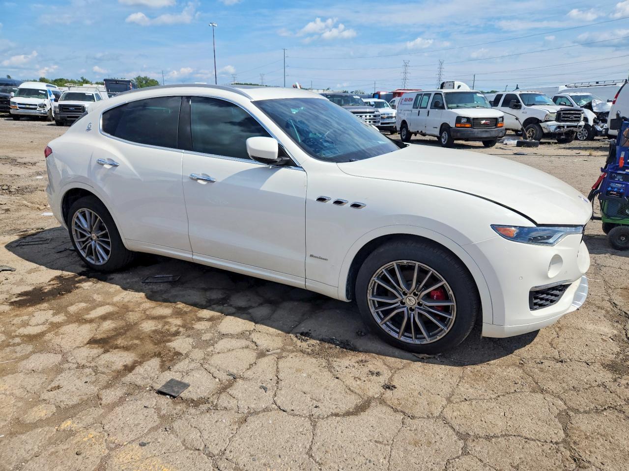 2020 MASERATI LEVANTE LUXURY — Фото 4 из 13