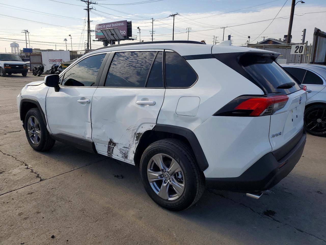 2025 TOYOTA RAV4 HYBRID XLE — Фото 2 из 13