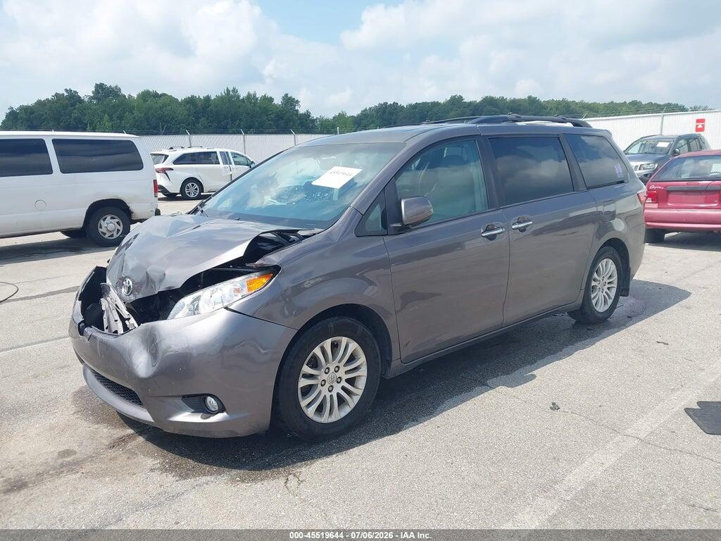 5TDYZ3DC9HS786775 2017 TOYOTA SIENNA photo no. 2