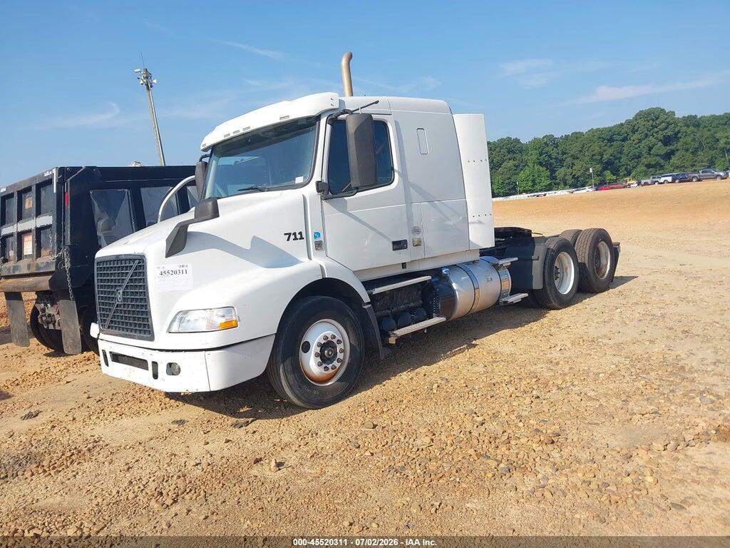 4V4MC9EH8FN923905 2015 VOLVO VN photo no. 2