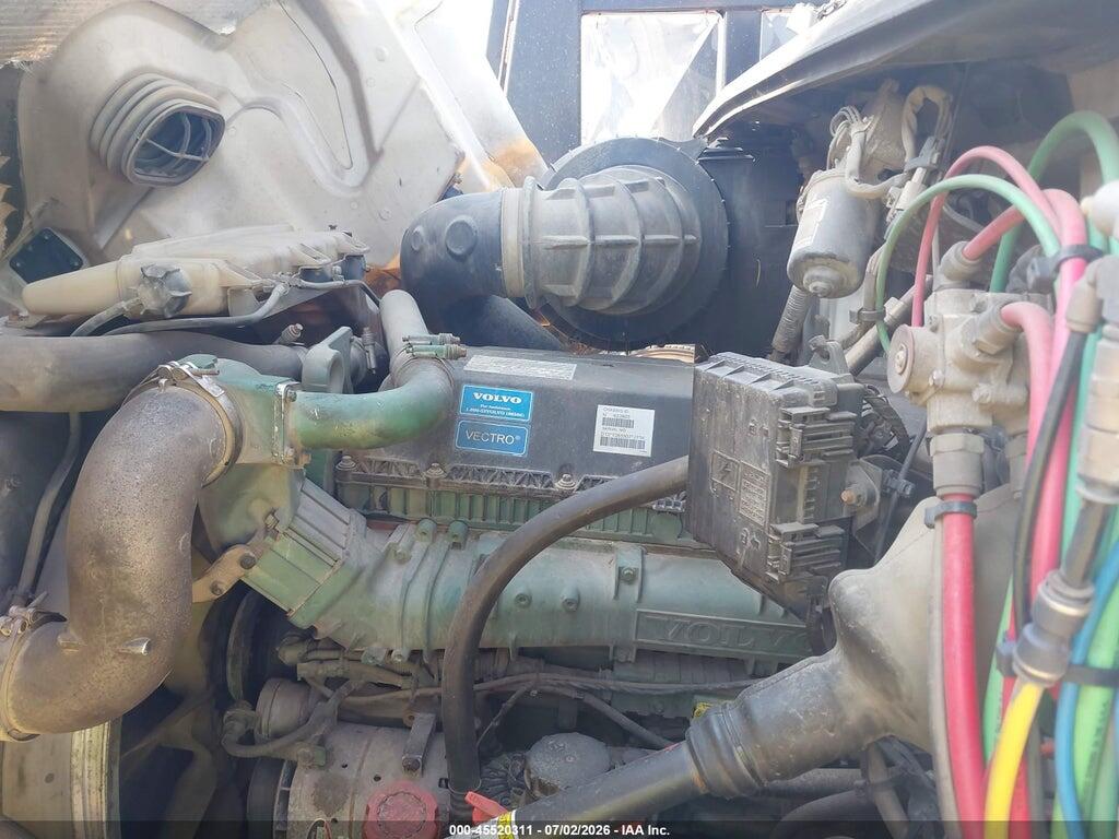 4V4MC9EH8FN923905 2015 VOLVO VN photo no. 9