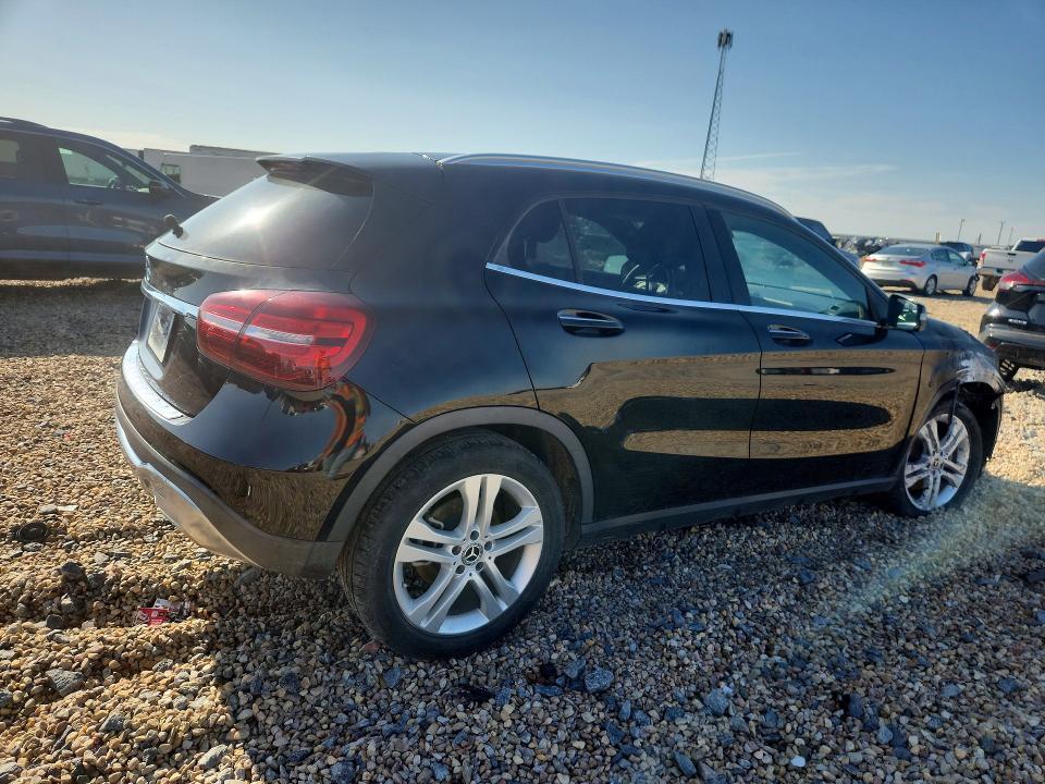 2020 MERCEDES-BENZ GLA 250 — Фото 3 из 12
