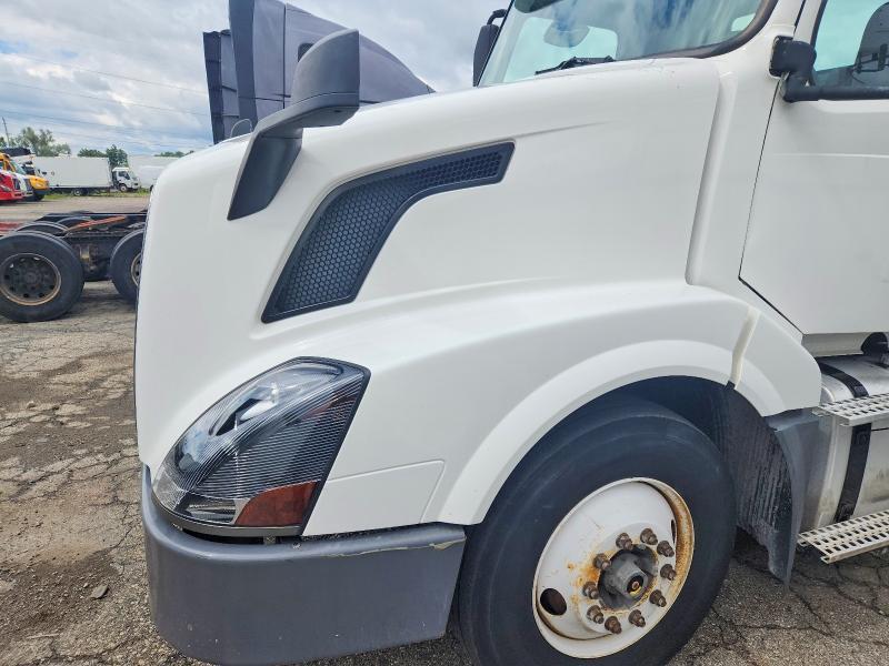 2017 VOLVO VN VNL — Фото 7 из 10