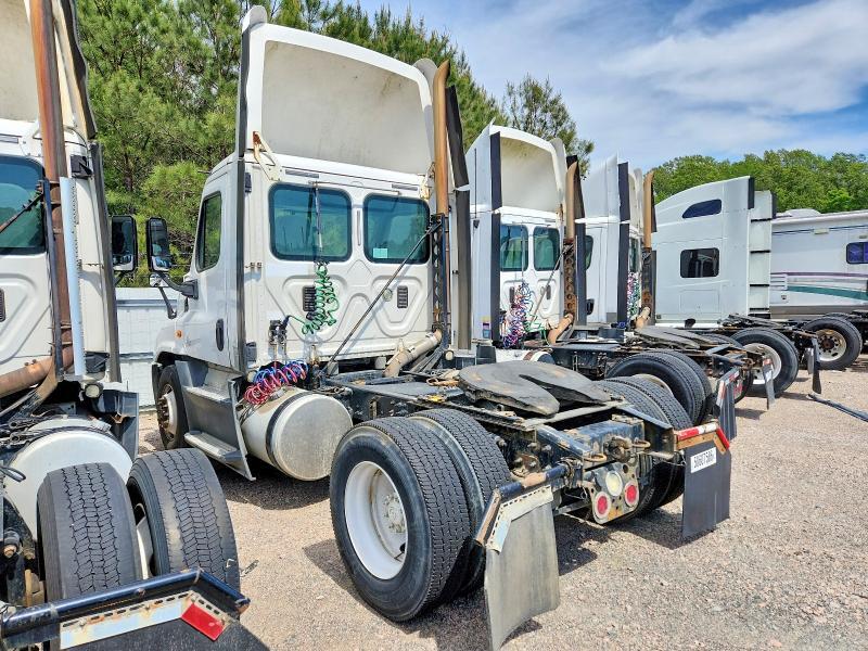 2016 FREIGHTLINER CASCADIA 125 SEMI TRUCK — Фото 3 из 10