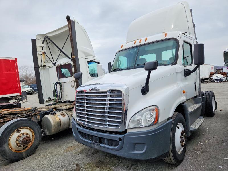 2016 FREIGHTLINER CASCADIA 125 SEMI TRUCK — Фото 2 из 10
