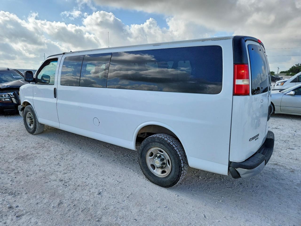 2014 CHEVROLET EXPRESS G3500 LT — Фото 2 из 13