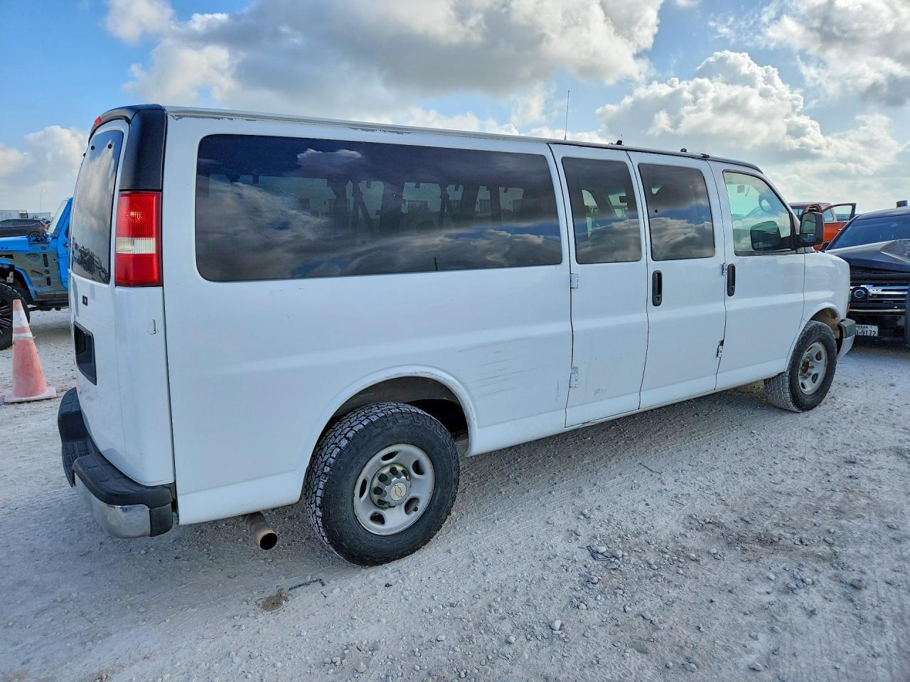 2014 CHEVROLET EXPRESS G3500 LT — Фото 3 из 13