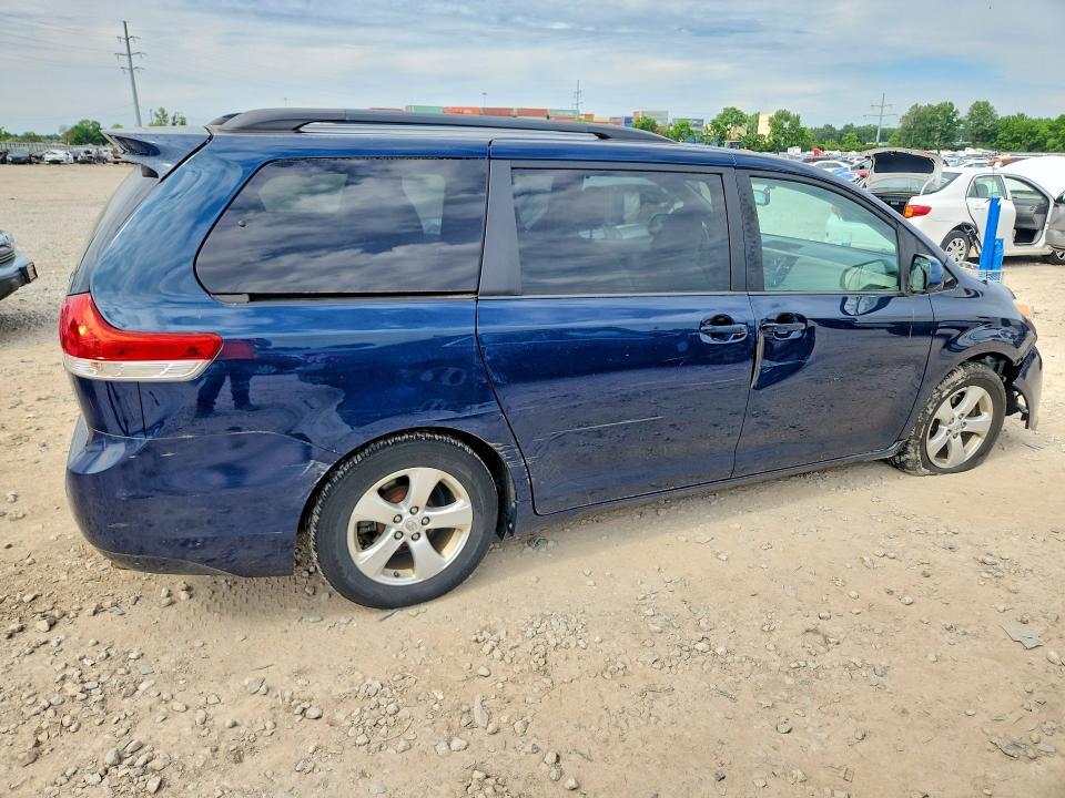 2012 TOYOTA SIENNA LE — Фото 3 из 13