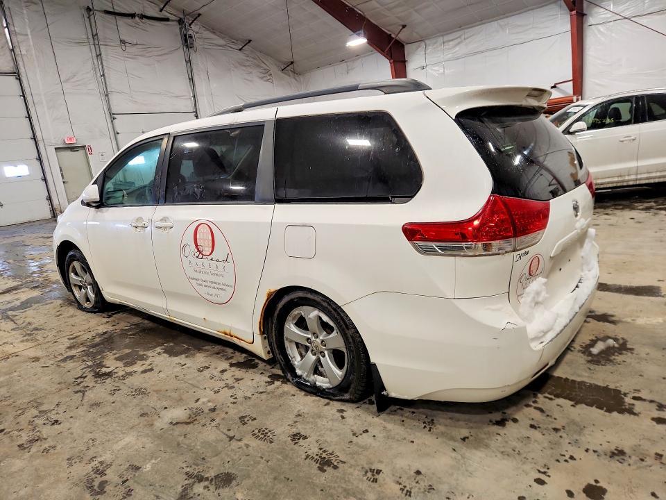 2011 TOYOTA SIENNA LE — Фото 2 из 13