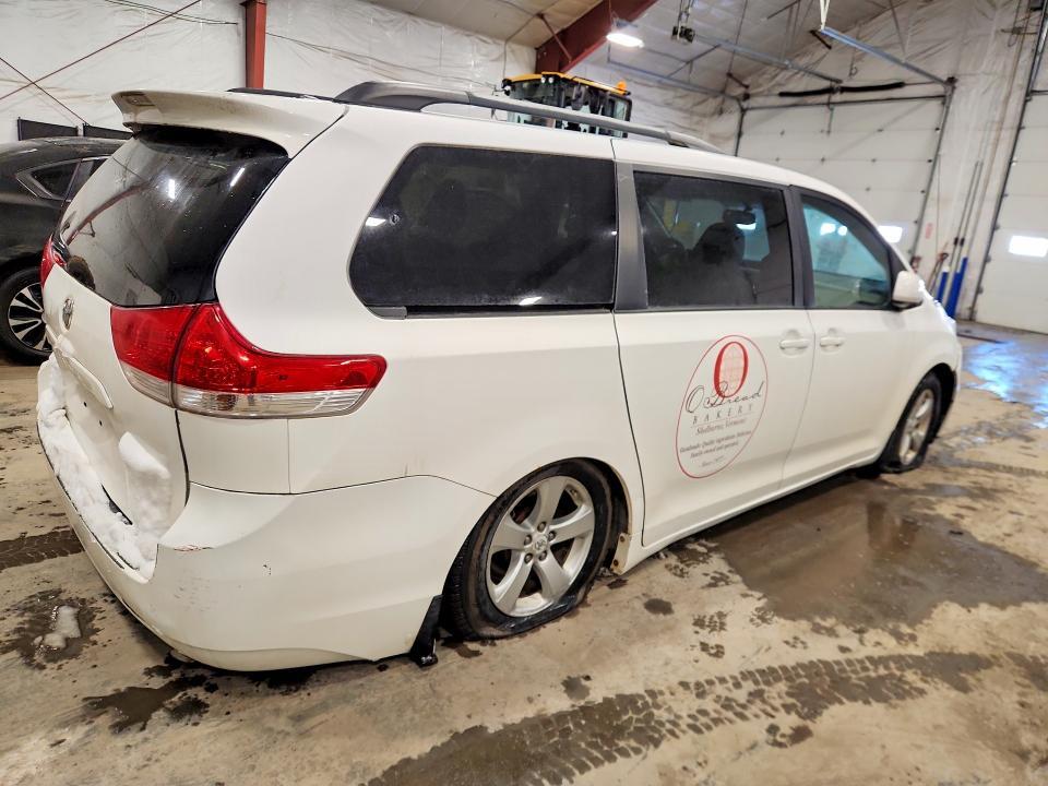 2011 TOYOTA SIENNA LE — Фото 3 из 13