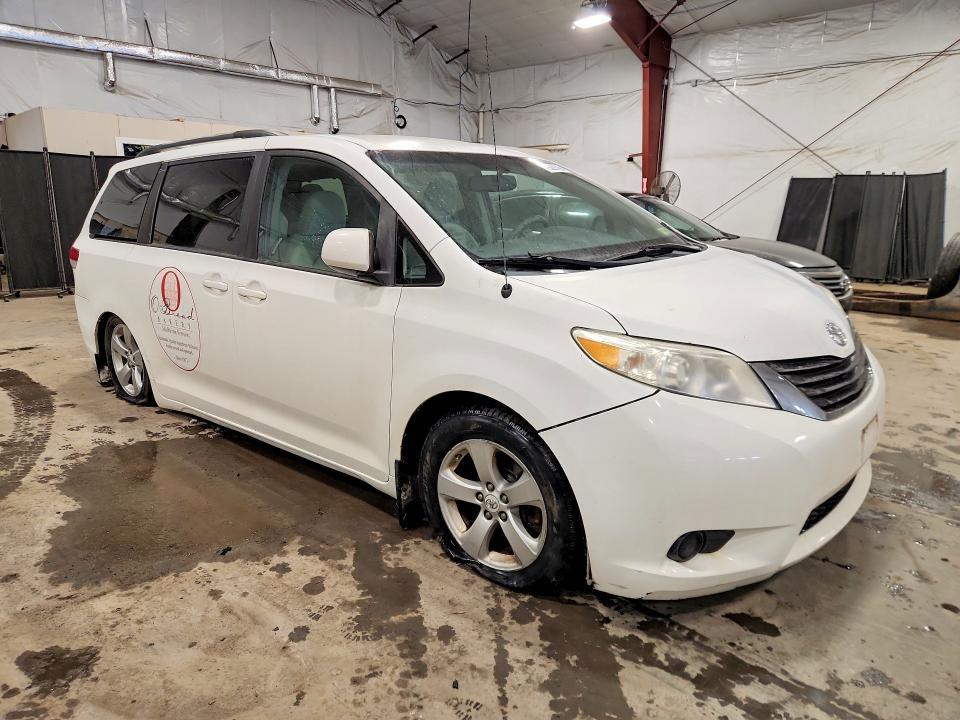 2011 TOYOTA SIENNA LE — Фото 4 из 13