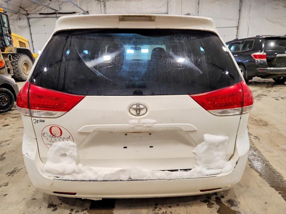 2011 TOYOTA SIENNA LE — Фото 6 из 13