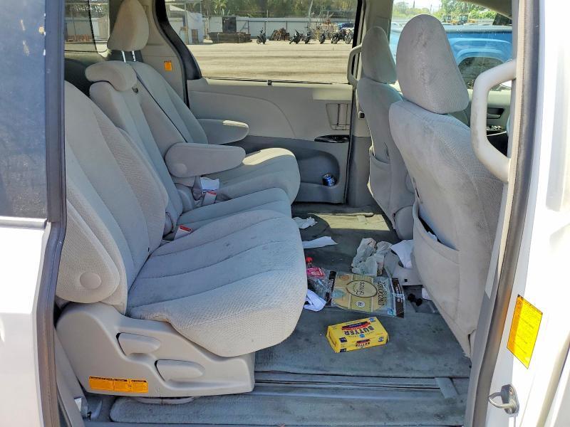 5TDKK3DC4BS049095 2011 TOYOTA SIENNA photo no. 11