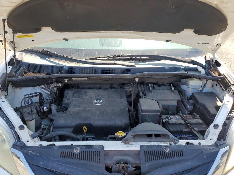 5TDKK3DC4BS049095 2011 TOYOTA SIENNA photo no. 12