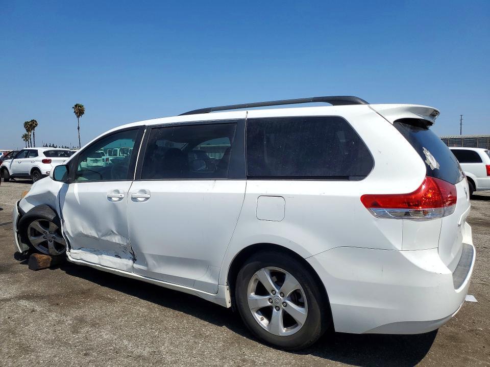 5TDKK3DC4BS049095 2011 TOYOTA SIENNA photo no. 2