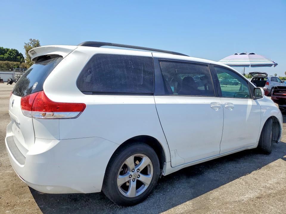 5TDKK3DC4BS049095 2011 TOYOTA SIENNA photo no. 3