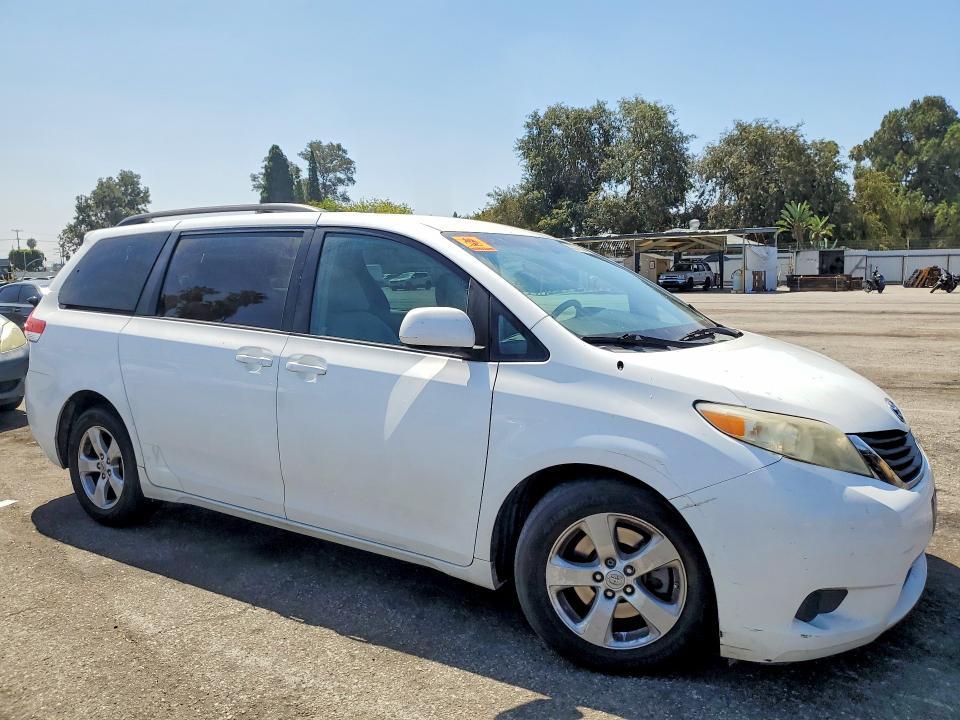 5TDKK3DC4BS049095 2011 TOYOTA SIENNA photo no. 4