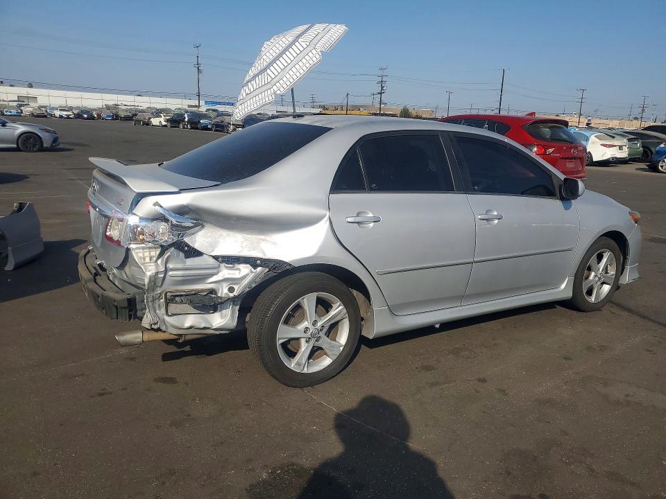 2T1BU4EE6BC726575 2011 TOYOTA COROLLA photo no. 3