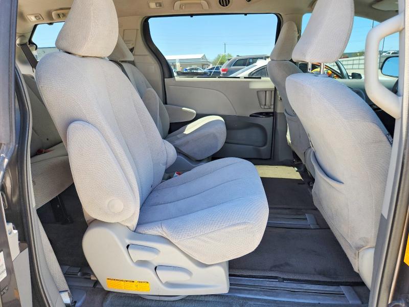 2011 TOYOTA SIENNA LE — Фото 11 из 14