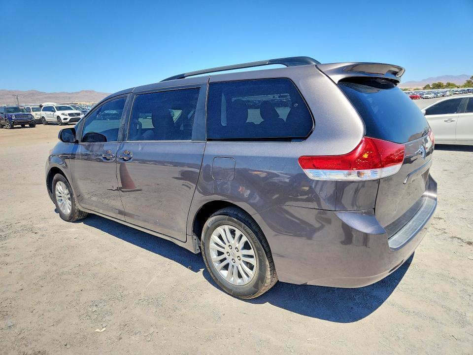 2011 TOYOTA SIENNA LE — Фото 2 из 14