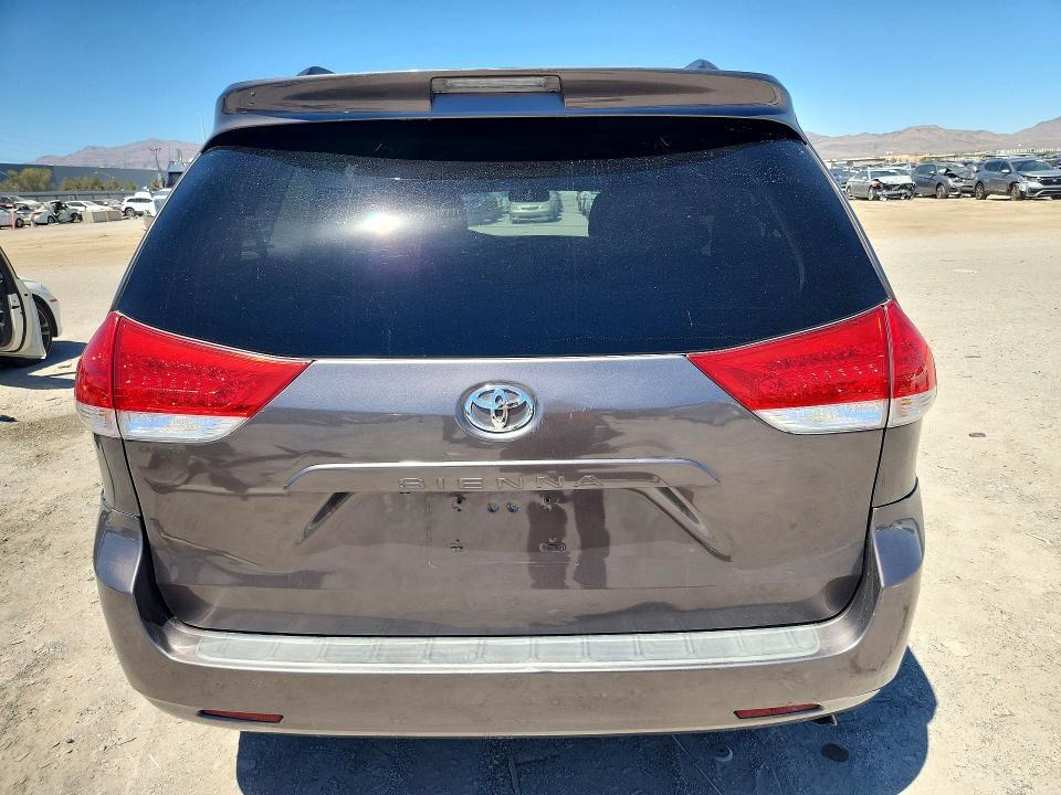 2011 TOYOTA SIENNA LE — Фото 6 из 14