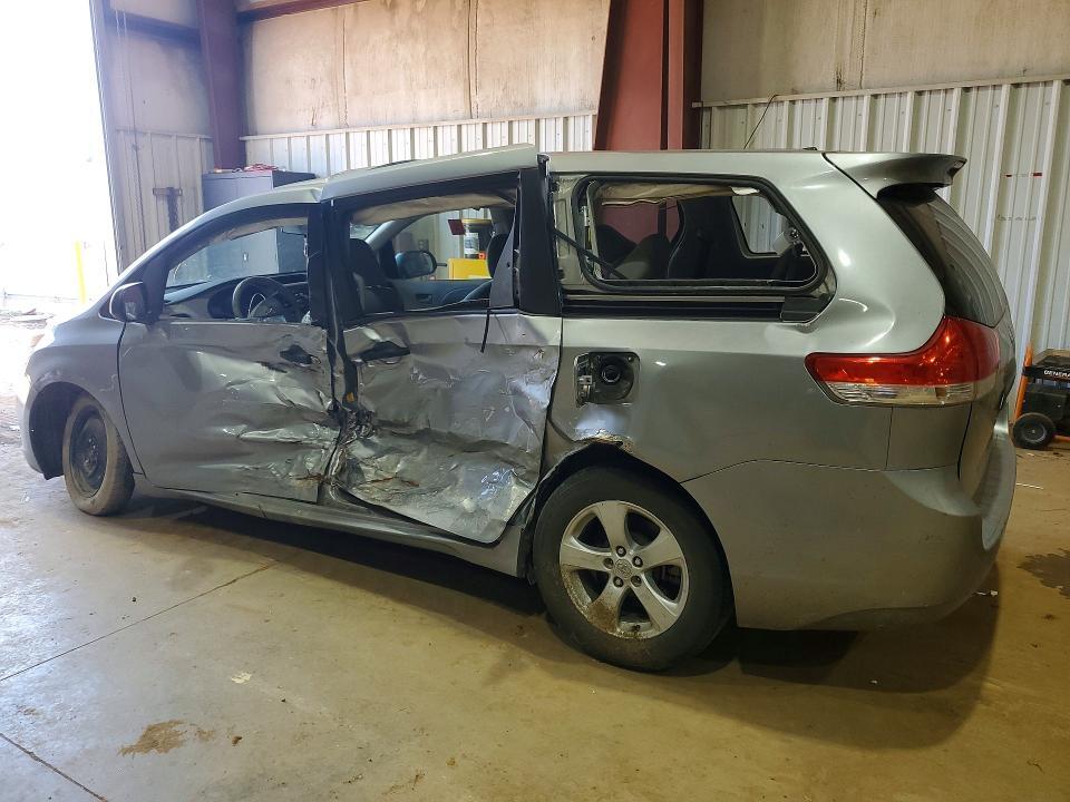 5TDKA3DC0BS006067 2011 TOYOTA SIENNA photo no. 2