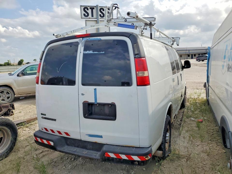 2010 CHEVROLET EXPRESS G2500 — Фото 3 из 13