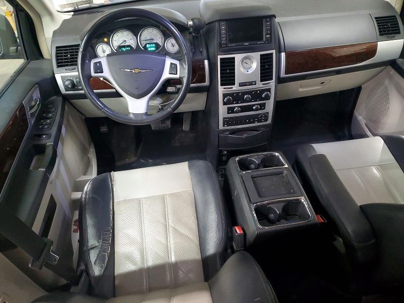 2010 CHRYSLER TOWN & COUNTRY TOURING PLUS — Фото 8 из 13