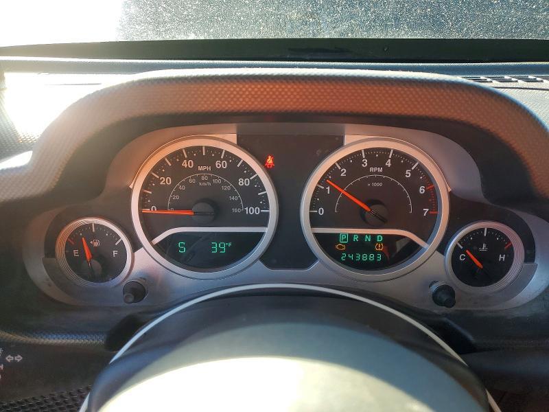 2010 JEEP WRANGLER SAHARA — Фото 9 из 13
