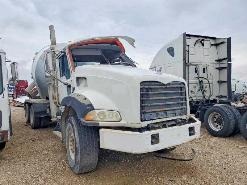 2009 MACK GU800 - READY MIX TRUCK