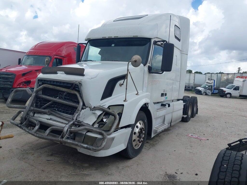 4V4NC9TH4BN297724 2011 VOLVO VN photo no. 2