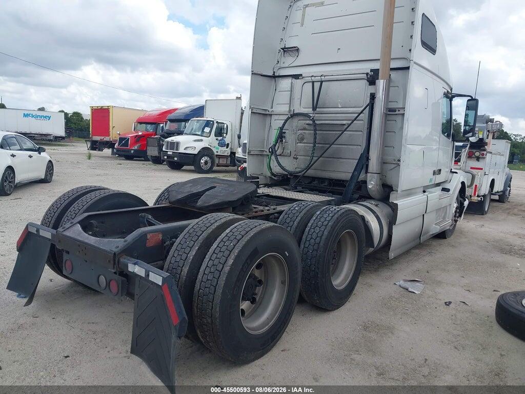 4V4NC9TH4BN297724 2011 VOLVO VN photo no. 4