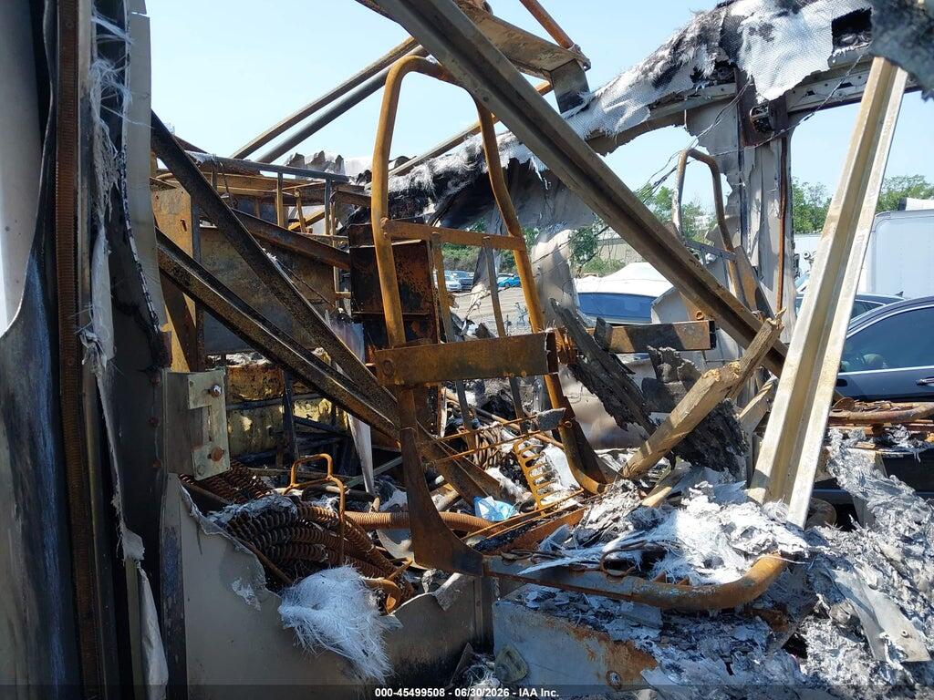 4UZA4FAD3XCF41774 1999 FREIGHTLINER CHASSIS photo no. 5