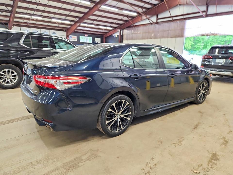 2020 TOYOTA CAMRY SE — Фото 3 из 12