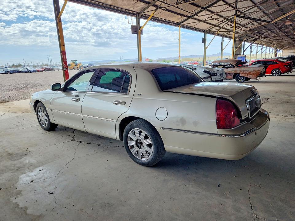 1LNHM83W23Y651217 2003 LINCOLN TOWN CAR photo no. 2