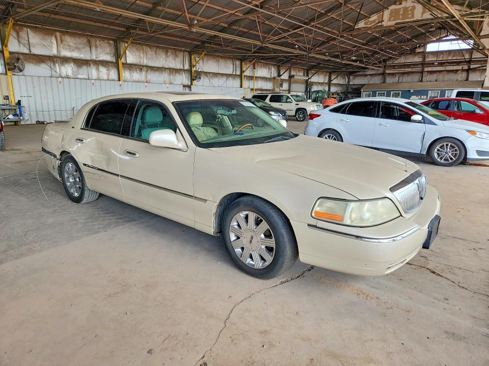 1LNHM83W23Y651217 2003 LINCOLN TOWN CAR photo no. 4