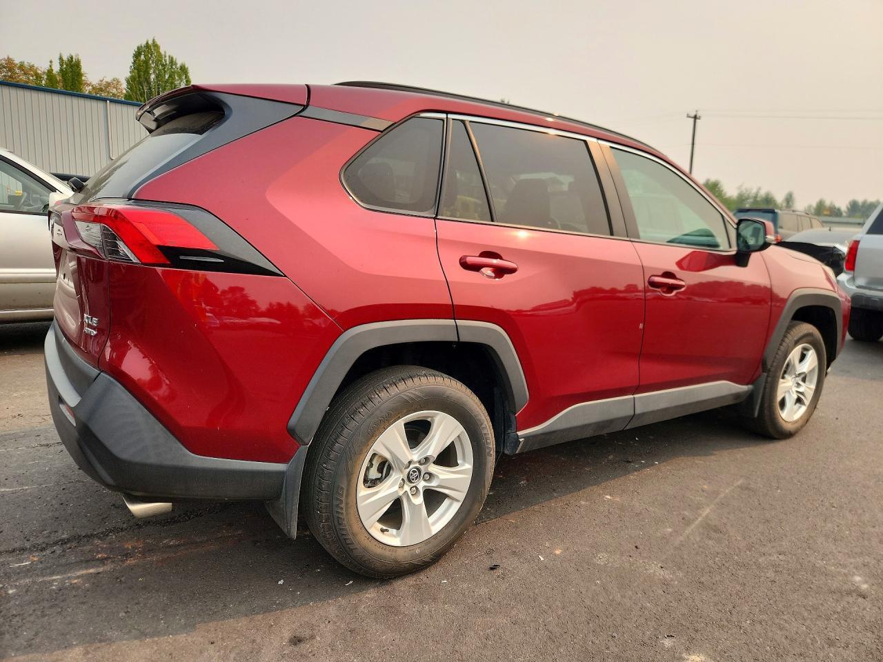 2020 TOYOTA RAV4 XLE — Фото 3 из 12
