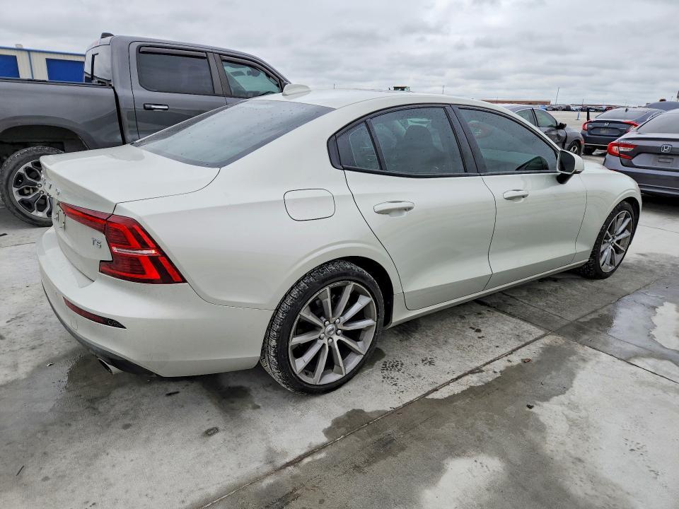 2020 VOLVO S60 T5 MOMENTUM — Фото 3 из 12