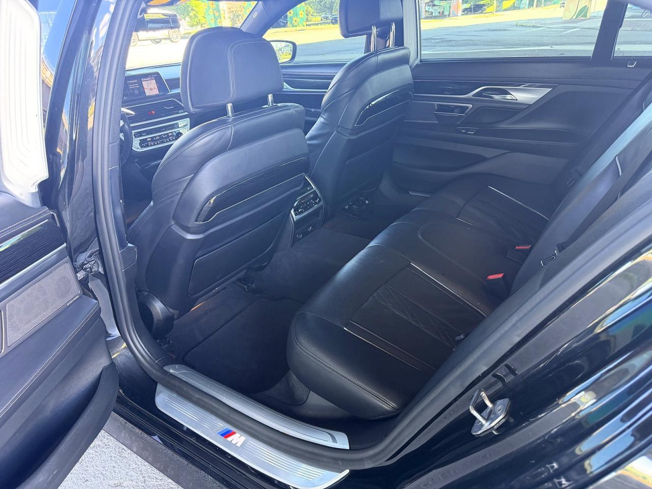 2019 BMW 750 XI — Фото 12 из 15