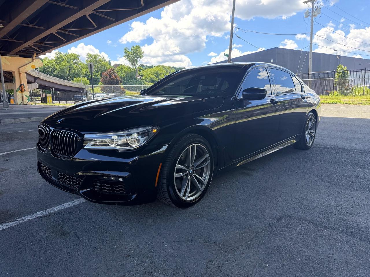 2019 BMW 750 XI — Фото 2 из 15