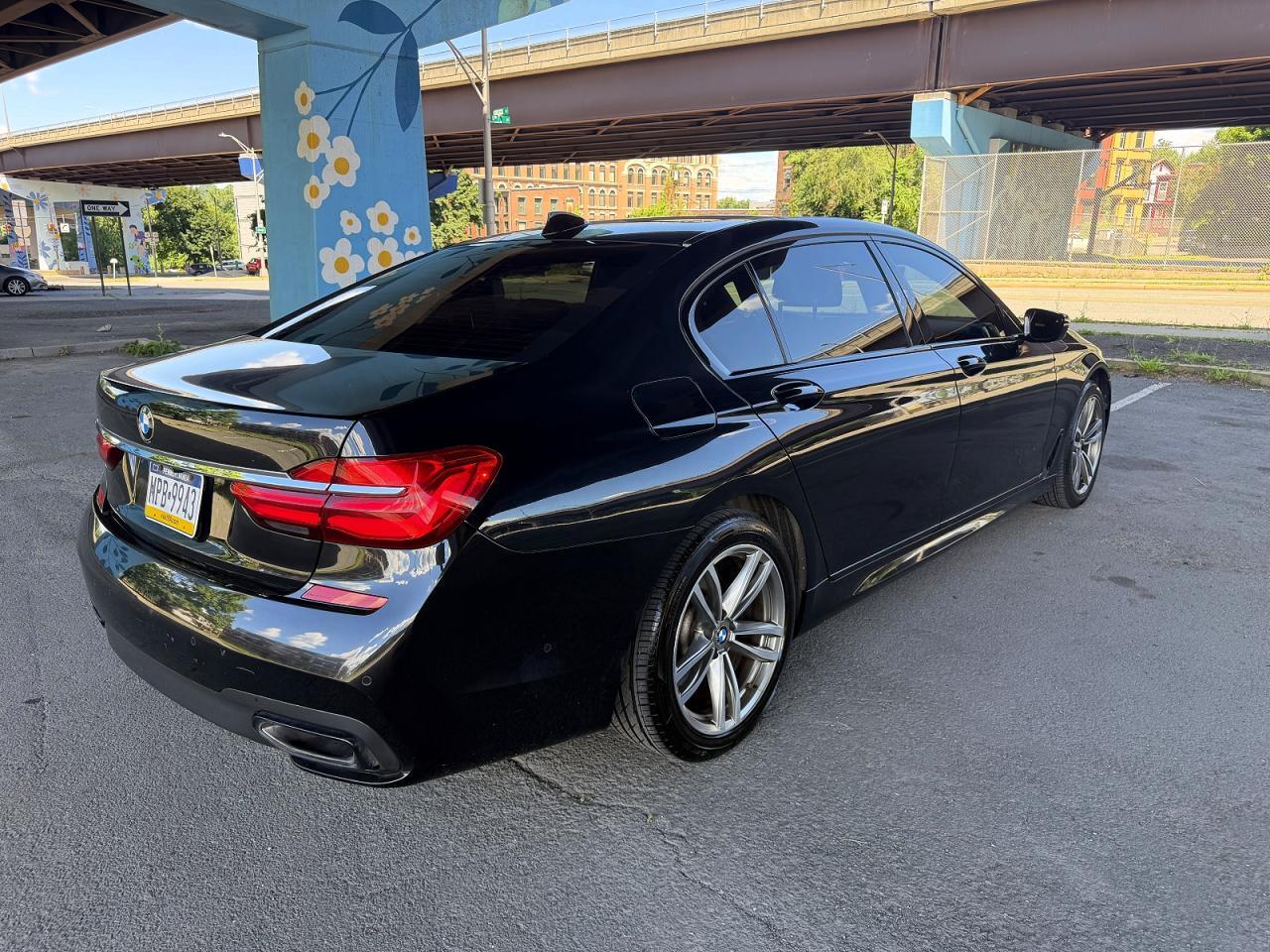 2019 BMW 750 XI — Фото 4 из 15