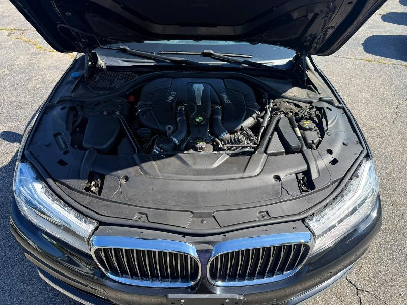 2018 BMW 750 XI — Фото 10 из 12